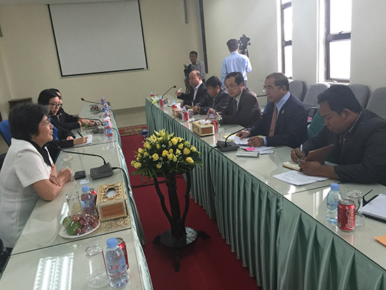 杨秀萍秘书长拜会柬埔寨商务部副国务秘书萨塞瑞拉
