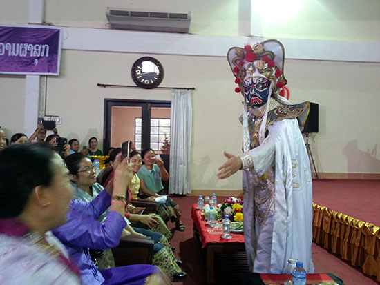 Chinese Ｍagic and Ａcrobatics Ｗere Ｗarmly Received in Laos