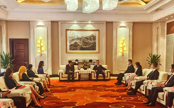 Yiwu Mayor Met with Delegation of AMS Diplomats