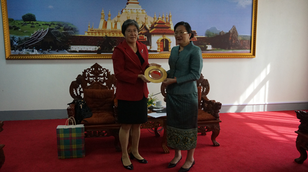 杨秀萍秘书长拜会老挝工贸部长凯玛尼