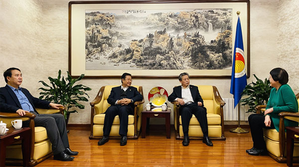 陈德海秘书长会见中国教育国际交流协会会长刘利民