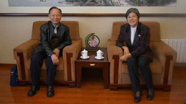 杨秀萍秘书长与公共外交协会副会长张九桓会面