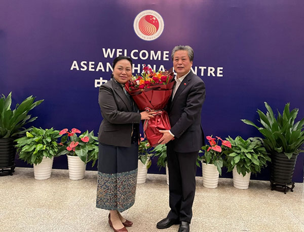 陈德海秘书长会见老挝驻华大使坎葆•恩塔万