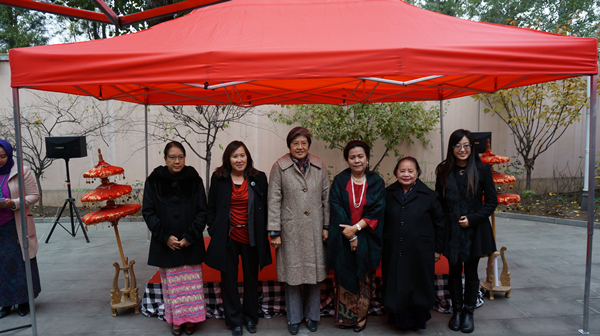 中国—东盟中心支持东盟驻华使馆妇女协会举办东盟食品手工艺品义卖