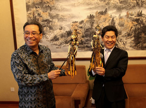 Embassy of the Republic of Indonesia Donated Art Pieces to ASEAN-China Centre