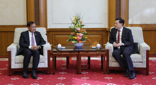秦刚会见柬埔寨副首相兼外交大臣布拉索昆