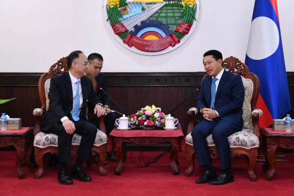 外交部部长助理农融访问老挝