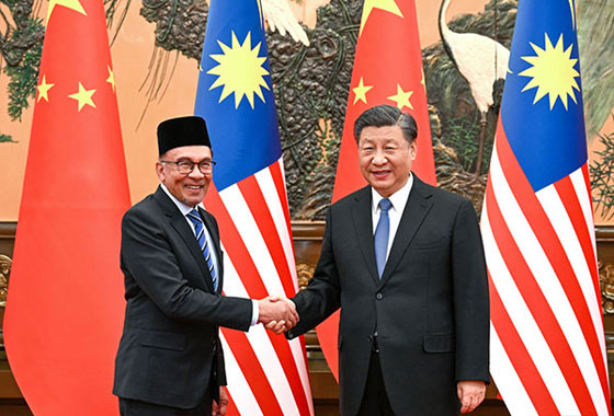 习近平会见马来西亚总理安瓦尔