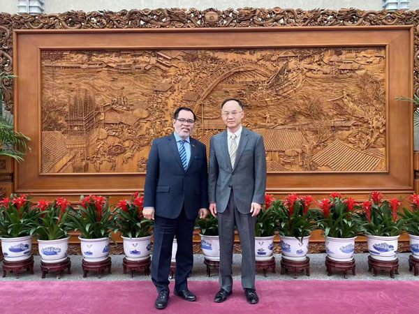 外交部部长助理农融会见印尼驻华大使周浩黎