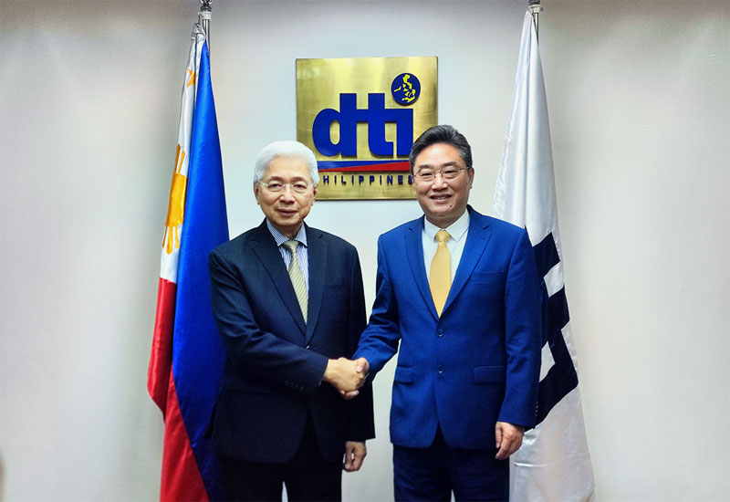 Secretary General Shi Zhongjun Meets Secretary of Trade and Industry of the Philippines