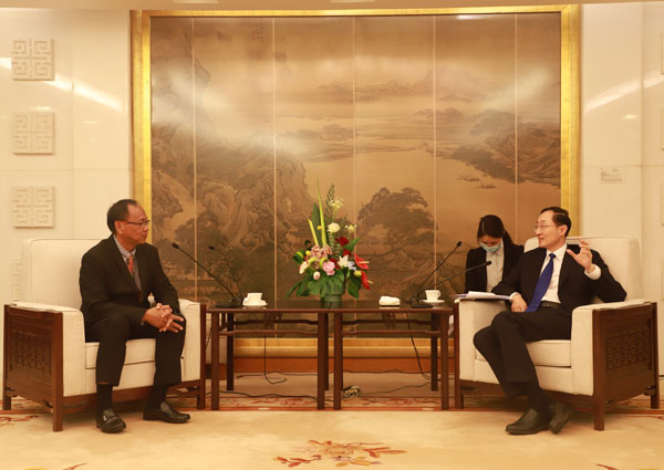 外交部副部长孙卫东会见菲律宾卡加延省省长曼巴