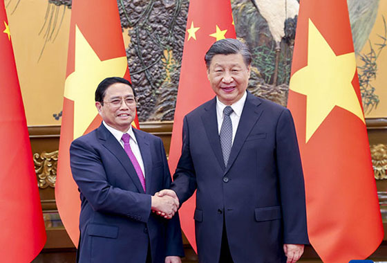 习近平会见越南总理范明政