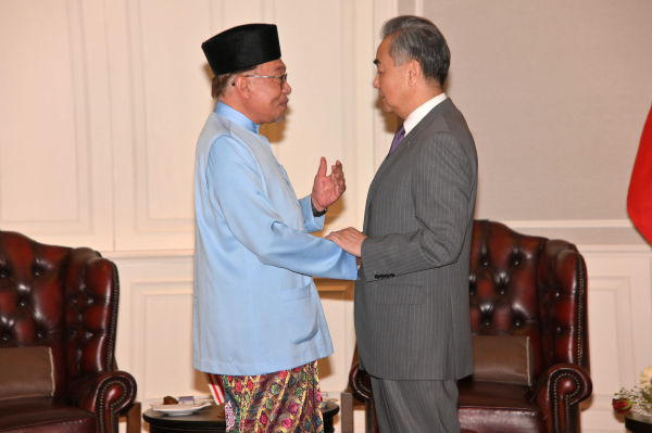 马来西亚总理安瓦尔会见王毅