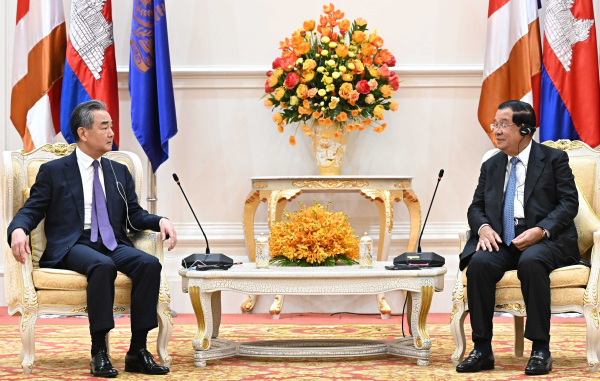 柬埔寨首相洪森会见王毅