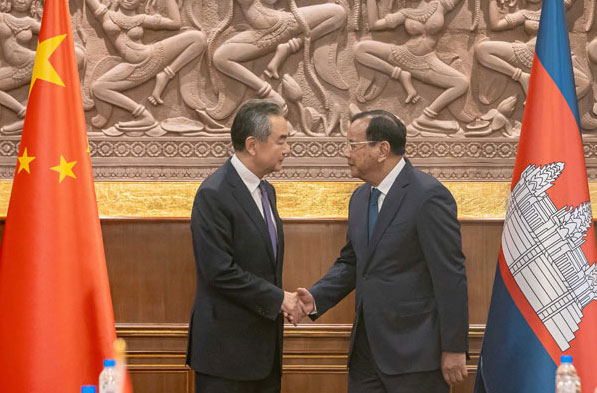 王毅会见柬埔寨副首相兼外交大臣布拉索昆