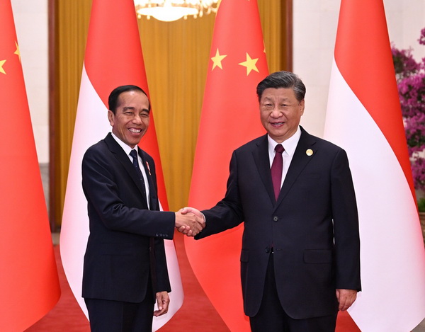 Xi Jinping Holds Talks with Indonesian President Joko Widodo