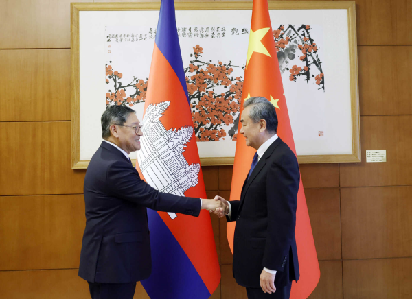 王毅会见柬埔寨副首相兼外交大臣宋金达