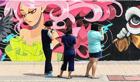 泰国那空沙旺：空白围墙变身街头画廊
