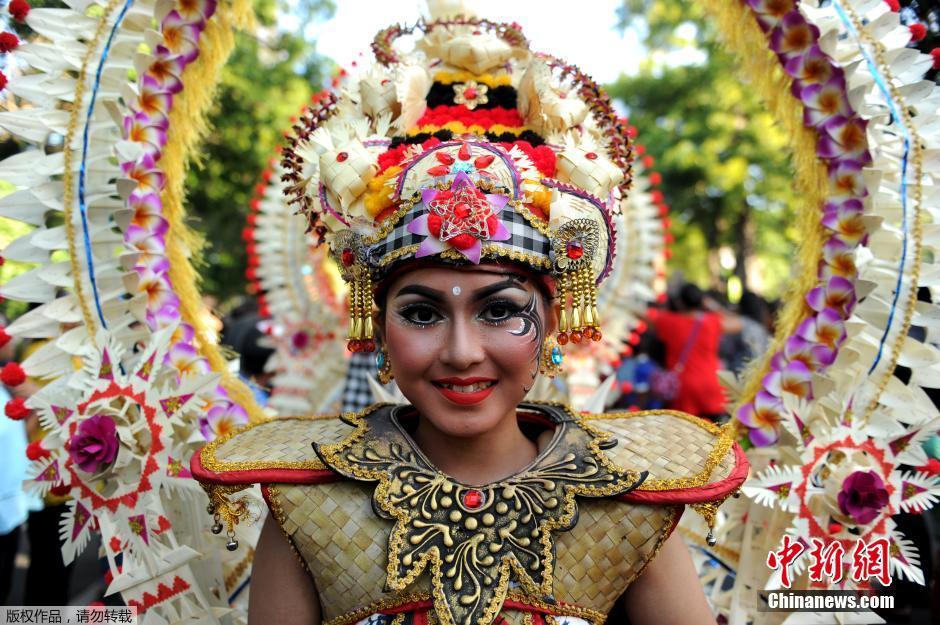 印尼巴厘岛艺术节开幕 传统服饰大放异彩(组图)